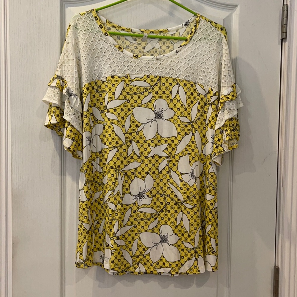 🍍3/$15🍍 Ruffled sleeve top with crochet detail, size large